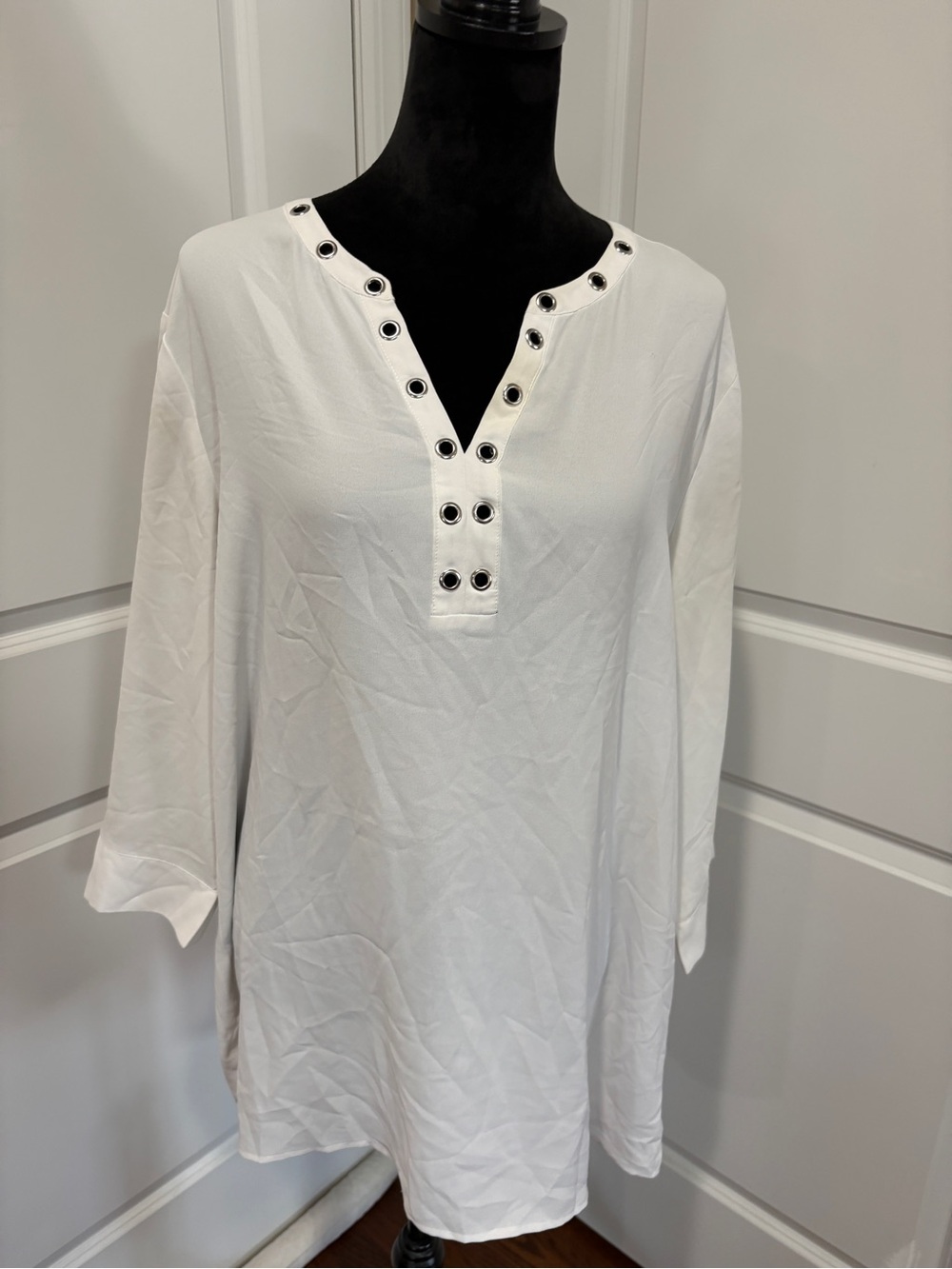 Peck & Peck White V-Neck Grommet Detail Tunic